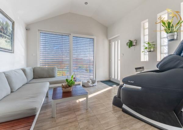 ***VÝNIMOČNÁ NEHNUTEĽNOSŤ LEN 20 km od Trnavy*** úžitková plocha 590 m2***veľký dvor s bazénom a wellnesom***