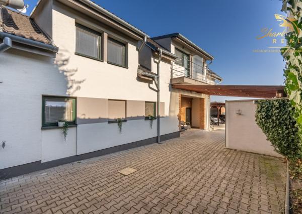 ***VÝNIMOČNÁ NEHNUTEĽNOSŤ LEN 20 km od Trnavy*** úžitková plocha 590 m2***veľký dvor s bazénom a wellnesom***