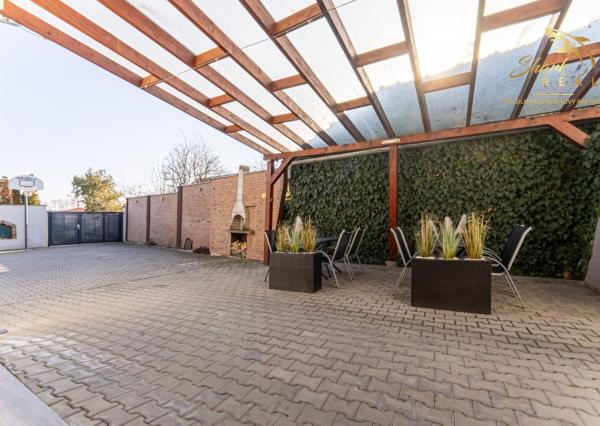 ***VÝNIMOČNÁ NEHNUTEĽNOSŤ LEN 20 km od Trnavy*** úžitková plocha 590 m2***veľký dvor s bazénom a wellnesom***