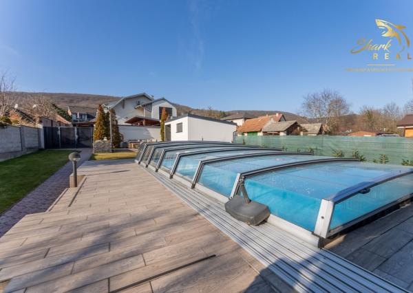 ***VÝNIMOČNÁ NEHNUTEĽNOSŤ LEN 20 km od Trnavy*** úžitková plocha 590 m2***veľký dvor s bazénom a wellnesom***
