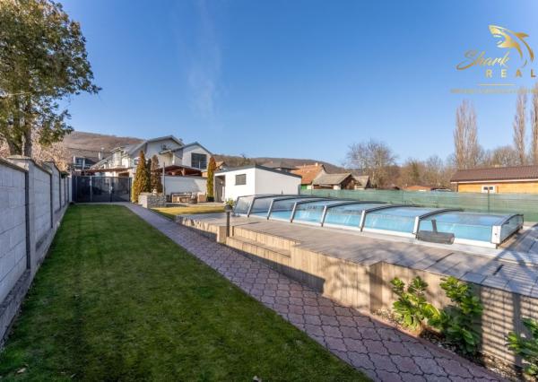 ***VÝNIMOČNÁ NEHNUTEĽNOSŤ LEN 20 km od Trnavy*** úžitková plocha 590 m2***veľký dvor s bazénom a wellnesom***