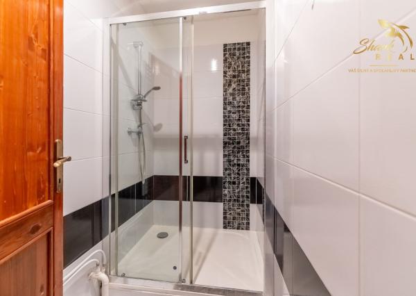 ***VÝNIMOČNÁ NEHNUTEĽNOSŤ LEN 20 km od Trnavy*** úžitková plocha 590 m2***veľký dvor s bazénom a wellnesom***