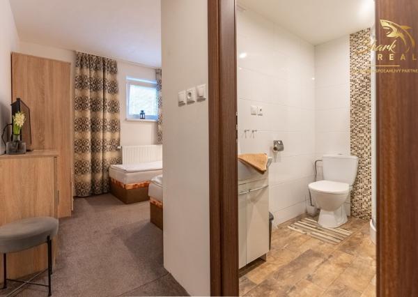 ***VÝNIMOČNÁ NEHNUTEĽNOSŤ LEN 20 km od Trnavy*** úžitková plocha 590 m2***veľký dvor s bazénom a wellnesom***