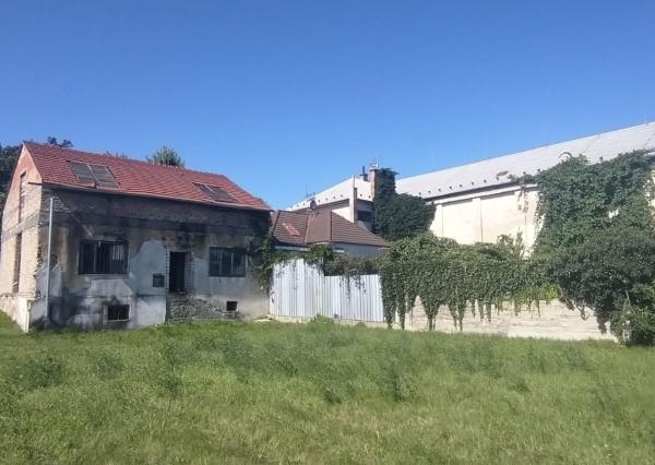 Pozemok ideálny na výstavbu 2 rodinných domov