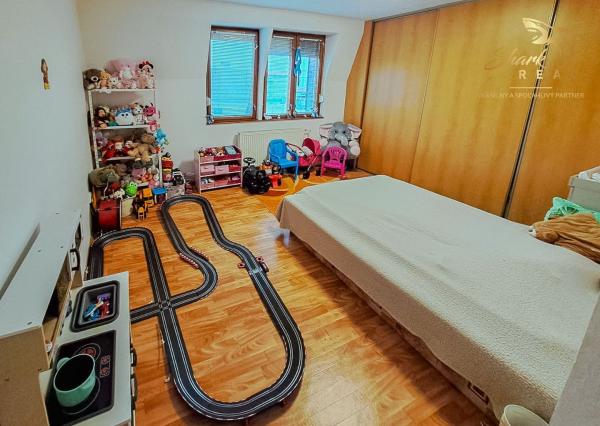 Priestranný rodinný dom v Hornej Strede s veľkým pozemkom