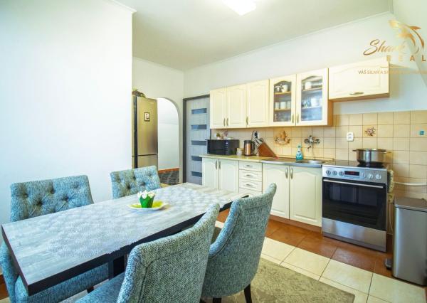 Priestranný rodinný dom v Hornej Strede s veľkým pozemkom