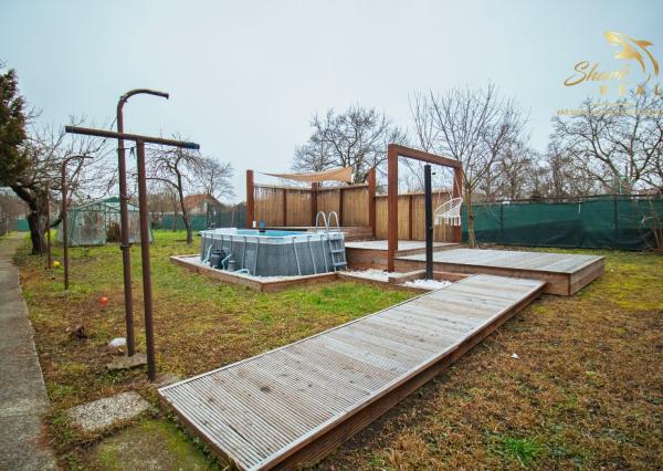 Priestranný rodinný dom v Hornej Strede s veľkým pozemkom