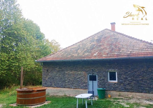 Jedinečná chata v lese, vhodná na investíciu