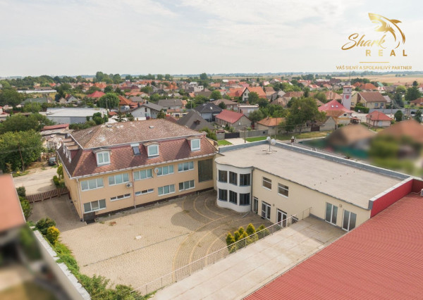 Školská budova v centre obce Mostová