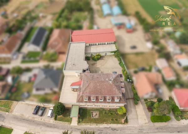 Školská budova v centre obce Mostová