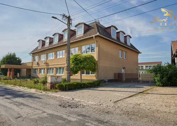 Školská budova v centre obce Mostová