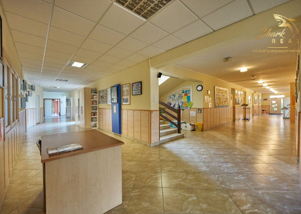 Školská budova v centre obce Mostová