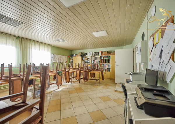 Školská budova v centre obce Mostová