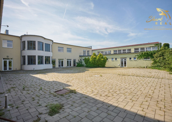Školská budova v centre obce Mostová