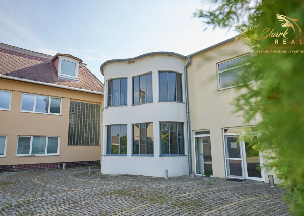 Školská budova v centre obce Mostová