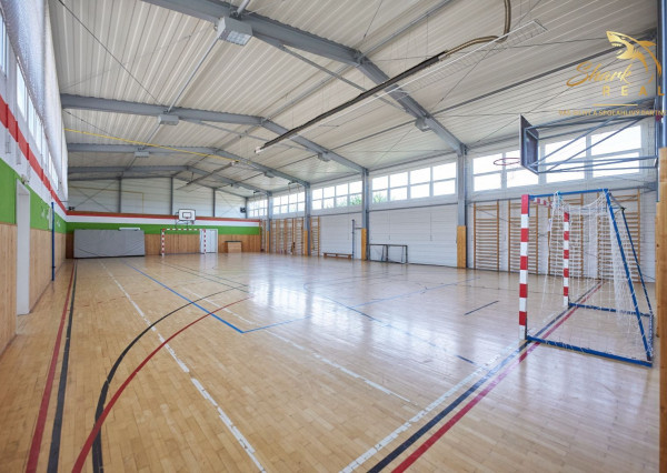 Školská budova v centre obce Mostová