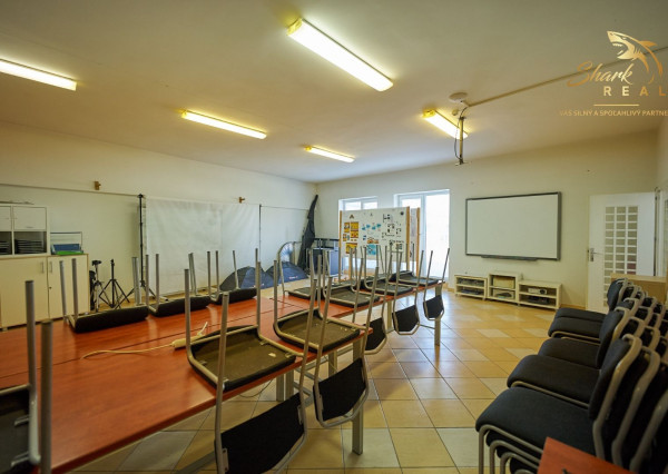 Školská budova v centre obce Mostová