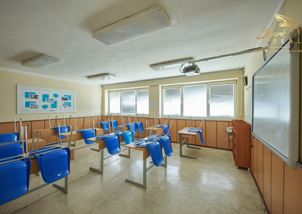Školská budova v centre obce Mostová