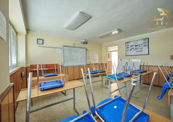 Školská budova v centre obce Mostová