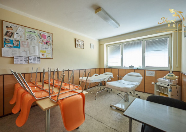 Školská budova v centre obce Mostová