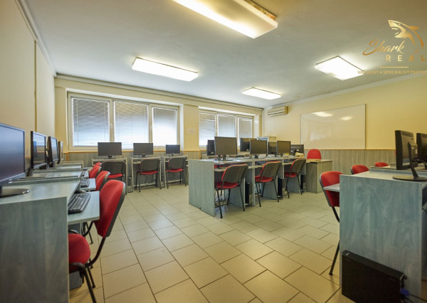 Školská budova v centre obce Mostová