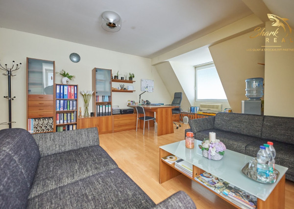 Školská budova v centre obce Mostová