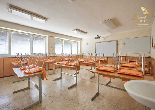 Školská budova v centre obce Mostová