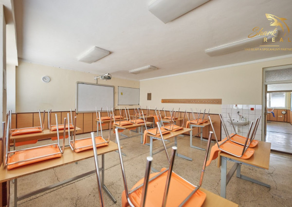 Školská budova v centre obce Mostová
