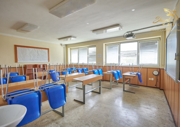 Školská budova v centre obce Mostová