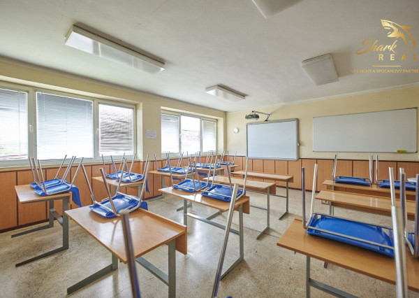Školská budova v centre obce Mostová