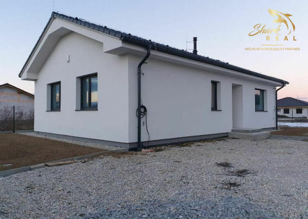 Zaujímavá skolaudovaná novostavba v tichej lokalite blízko mesta