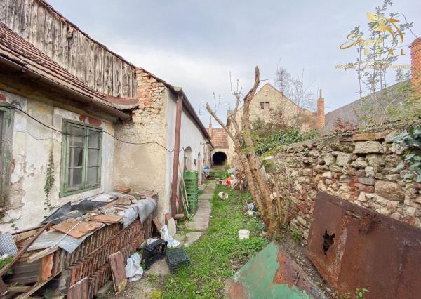 Znížená cena - Jedinečná príležitosť - Historický vinársky dom v samotnom srdci Pezinka