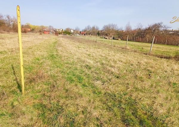 Rovinatý pozemok na predaj v blízkosti prírody