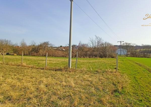 Rovinatý pozemok na predaj v blízkosti prírody