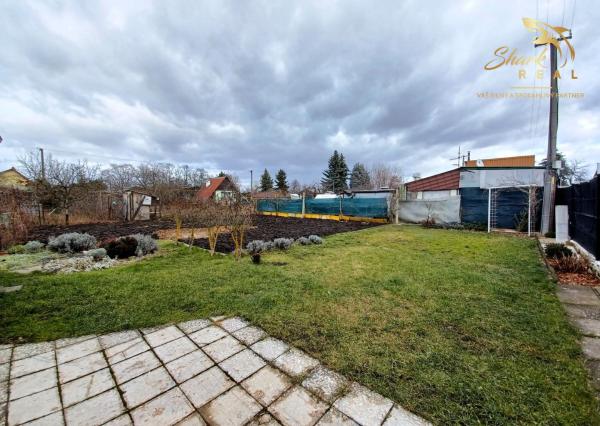 Záhrada s chatkou na okraji mesta / Levice.