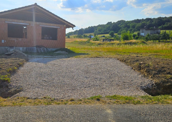 NOVÁ CENA! Rozostavaný bungalov v krásnom prostredí