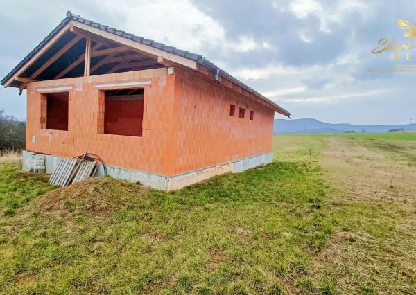 NOVÁ CENA! Rozostavaný bungalov v krásnom prostredí