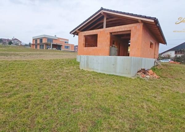 NOVÁ CENA! Rozostavaný bungalov v krásnom prostredí