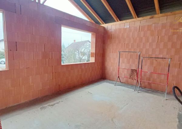 NOVÁ CENA! Rozostavaný bungalov v krásnom prostredí