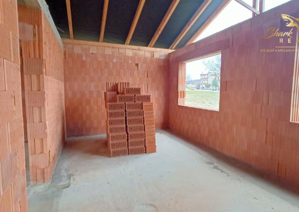 NOVÁ CENA! Rozostavaný bungalov v krásnom prostredí