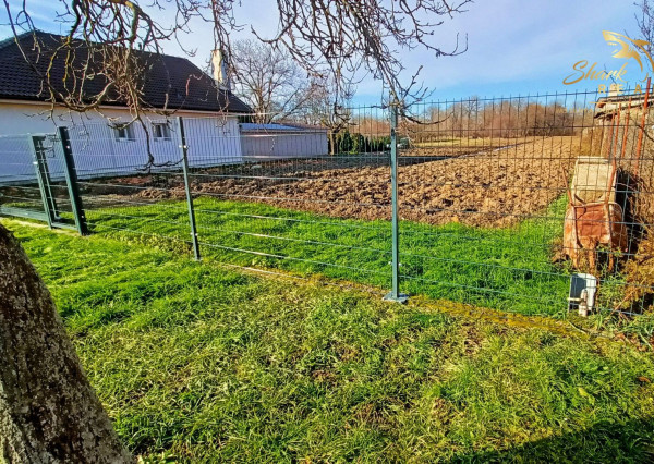 Rovinatý investičný pozemok neďaleko diaľnice