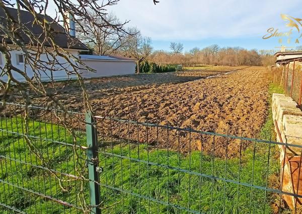 Rovinatý investičný pozemok neďaleko diaľnice