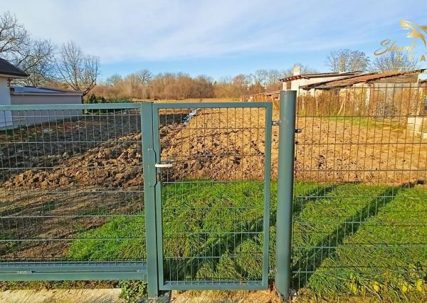 Rovinatý investičný pozemok neďaleko diaľnice