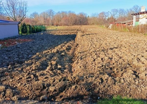 Rovinatý investičný pozemok neďaleko diaľnice