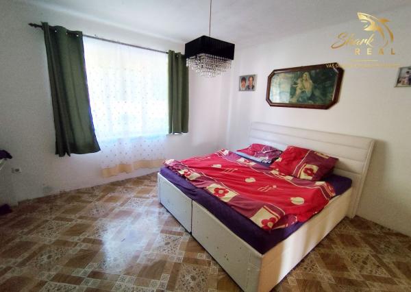 Stavebný pozemok so starším domom na predaj 