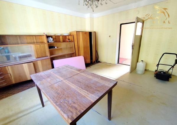 Stavebný pozemok so starším domom na predaj 