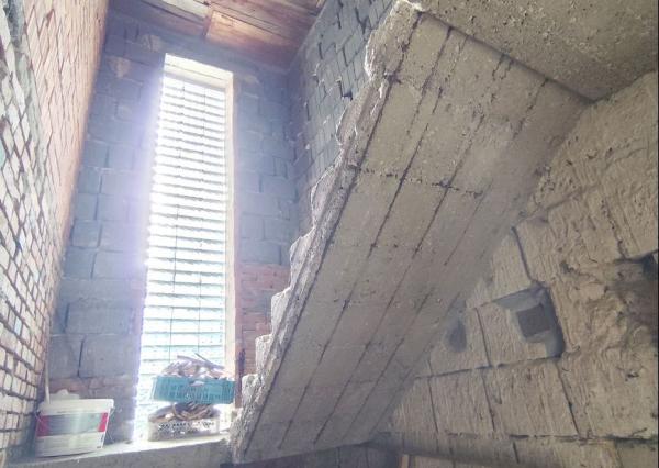 Stavebný pozemok so starším domom na predaj 