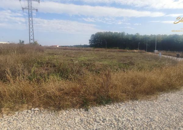 Shark real  ponúka  na predaj pozemok v Nitre,  Lukov dvor.  Plocha: pozemku 1645m2. 