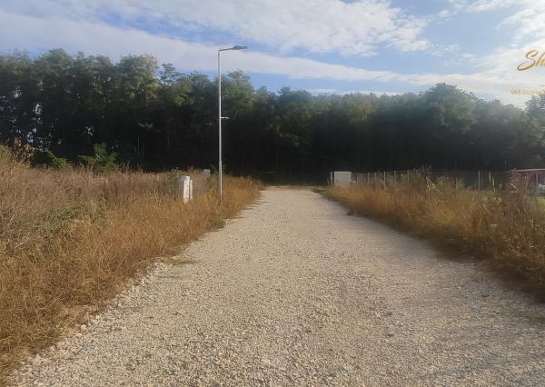 Shark real  ponúka  na predaj pozemok v Nitre,  Lukov dvor.  Plocha: pozemku 1645m2. 