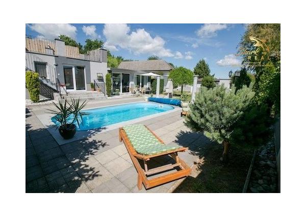 Jedinečná apartmánová nehnutelnosť s bazénom a záhradou